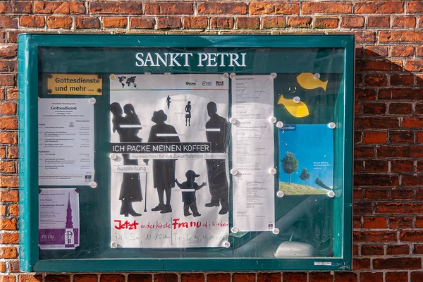 コペンハーゲン デンマーク 2010年9月13日 メンバーに紙のメッセージを表示するサンクト ペトリ教会の緑の発表板は 赤レンガの壁に対して設定 — ストック写真