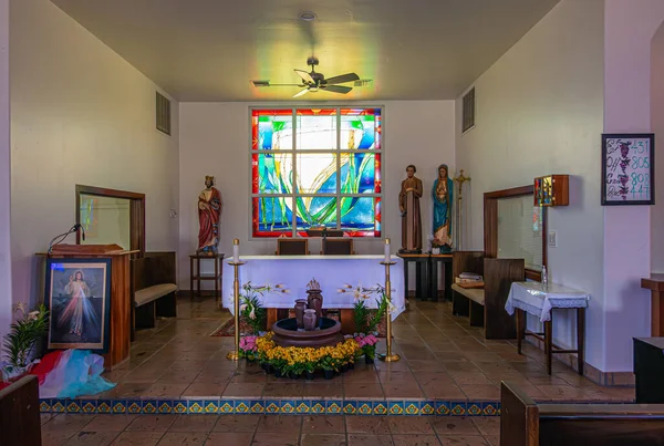 Borrego Springs 2023年4月24日 圣理查兹天主教堂内部 有白色覆盖的祭坛 十字架 花朵和污迹斑斑的窗户的香奈儿地区 — 图库照片