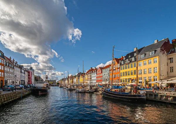 코펜하겐 덴마크 2010 상징적 반레스토랑 정면은 과푸른 아래의 운하로 이루어져 — 스톡 사진