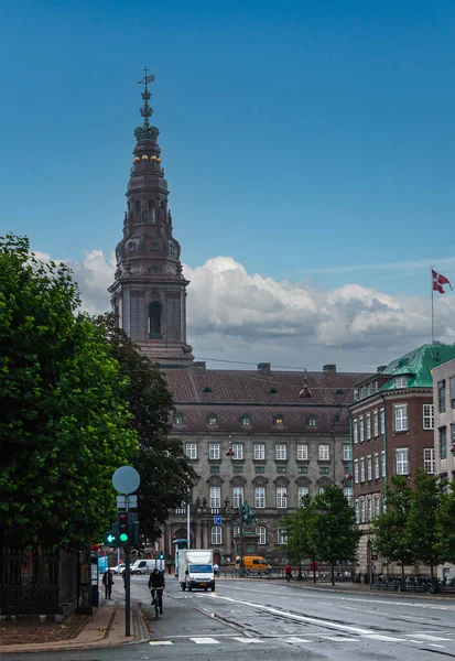 Kopenhaga Dania Września 2010 Christiansborg Wieża Szczelinowa Fasada Posągiem Króla — Zdjęcie stockowe