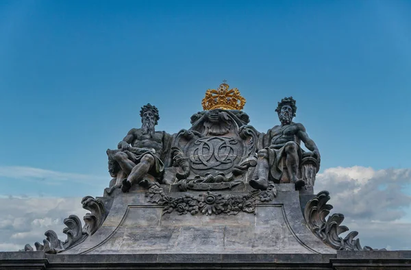 丹麦哥本哈根 2010年9月14日 黑色大理石纪念碑塔顶的闭锁 顶部为金冠 蓝天为2名男性 — 图库照片