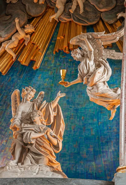 丹麦哥本哈根 2010年9月14日 上帝派遣天使带着苦涩的圣杯来到Vor Frelsers教堂的Gethsemane花园 在圣坛后的白色大理石雕像 — 图库照片