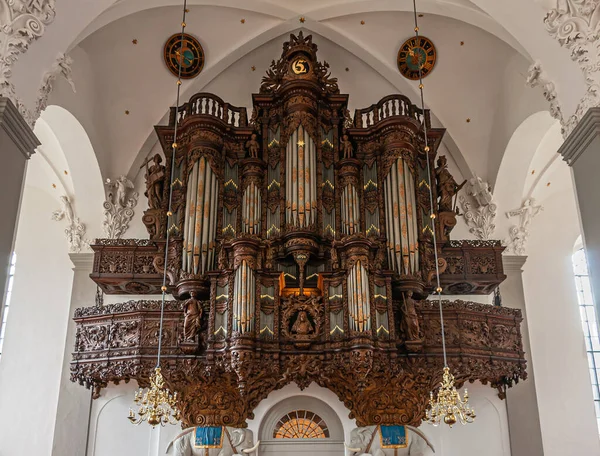 丹麦哥本哈根 2010年9月14日 Vor Frelsers教堂的白色天花板上 雕刻出1698年巨大的褐色木器 — 图库照片