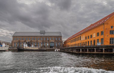 Kopenhag, Danimarka - 14 Eylül 2010: Tarihi yapılar gri bulutlar altında kısa Fabriksmestervej rıhtımında üretiliyor. Kathe Wessels rıhtımdaki römorkör.