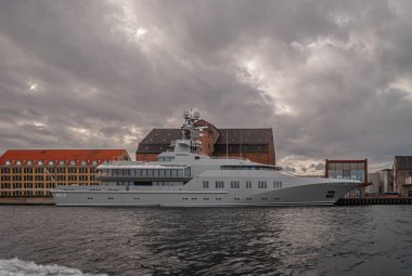 Kopenhag, Danimarka - 14 Eylül 2010: Liman suyundan görüntülenen Mega Super Yat SKAT limana demirli askeri renk ve tasarıma koyu gri bulutlar altında sahiptir. Çatı arka tarafta.