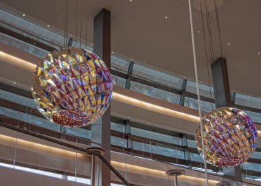 Kopenhag, Danimarka - 14 Eylül 2010: Kraliyet Opera binası içindeki çeşitli katların önünde asılı iki renkli ve altın kürenin mimari çekimi