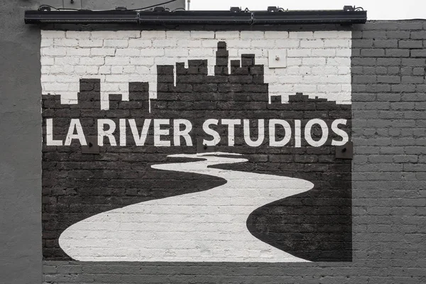 ロサンゼルス 2023年6月14日 2800 Division Streetの灰色のレンガの壁に描かれた黒と白のLaリバースタジオのロゴ — ストック写真