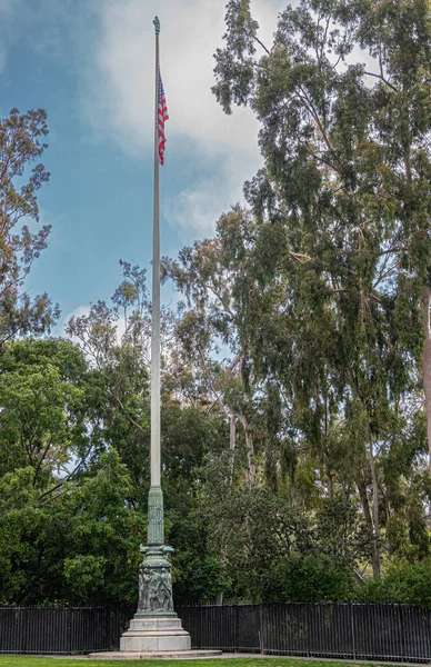 2023年6月8日アメリカ合衆国カリフォルニア州パサデナ背の高い第一次世界大戦記念旗 バートラム グロブナー グッドデュー著緑の葉の前と青い雲の下に設置されたアメリカ合衆国国旗 — ストック写真