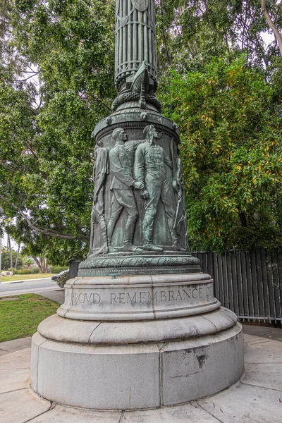 2023年6月8日アメリカ合衆国カリフォルニア州パサデナ 第一次世界大戦記念旗竿の基部にある青銅製の彫刻2 緑の葉の前にあるバートラム グロブナー グッドデューによる — ストック写真