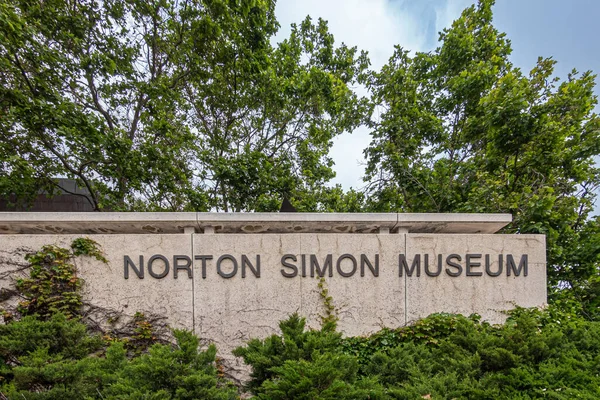 美国加州帕萨迪纳 2023年6月8日 西蒙艺术博物馆 米黄色的墙上挂着棕色的名字标识 周围环绕着绿叶 — 图库照片