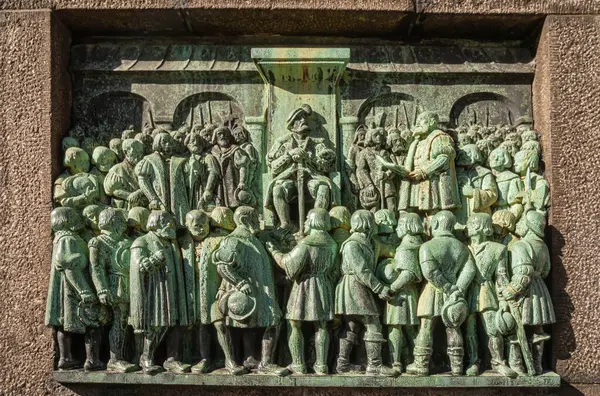 コペンハーゲン デンマーク 2010年9月15日 クリスチャン3世は ビセポルブ広場における正面宗教改革記念オベリスクに関するデンマークの緑のブロンズ救済の改革を確認 — ストック写真