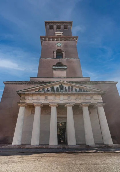 コペンハーゲン デンマーク 2010年9月15日 青い空に対する聖母教会 正面と時計塔のVor Frue Kirke イエスと使徒たちの彫像と柱の上に大きなペディメント — ストック写真