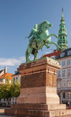 Kopenhag, Danimarka - 15 Eylül 2010: Absalon 'un Binicilik Heykeli mavi gökyüzünün altındaki Hojbro Plads' taki yüksek kaideye yakın çekim. Nikolaj Kunsthallen eski kilise kulesi arkada.