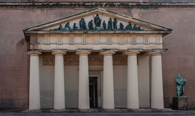 Kopenhag, Danimarka - 15 Eylül 2010 Vor Frue Kirke, Leydimiz Kilisesi. İsa ve havarilerinin heykelleri olan sütunlarda büyük bir heykel, arkada fresk ve sağda Musa heykeli.