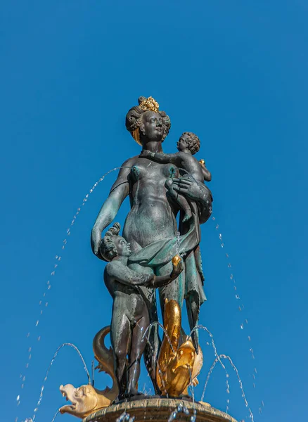 丹麦哥本哈根 2010年9月15日 Caritas喷泉特写 在Gammeltorv上有青铜母子雕像 与蓝色云彩隔离 — 图库照片