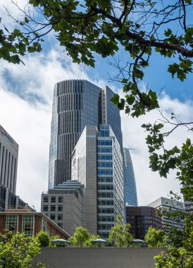 San Francisco, CA, ABD - 12 Temmuz 2023: Clay caddesinden güneye, Front caddesi boyunca Financial District gökdelenlerine bakıyorum.