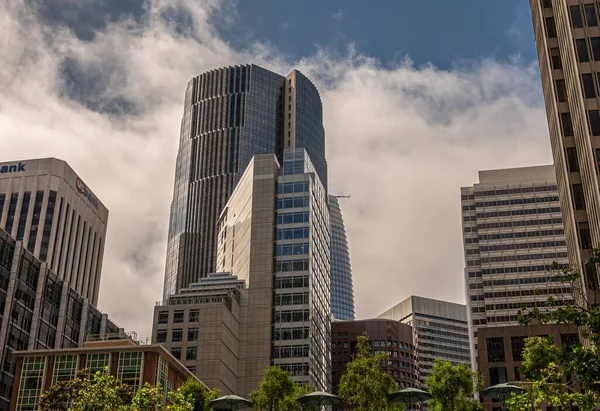 アメリカ合衆国カリフォルニア州サンフランシスコ 2023年7月12日 クレイ通りからフロント通りに沿って 金融街の高層ビルに向かって南を見ると Usbankは青い雲の景色と緑の葉の下にあります — ストック写真