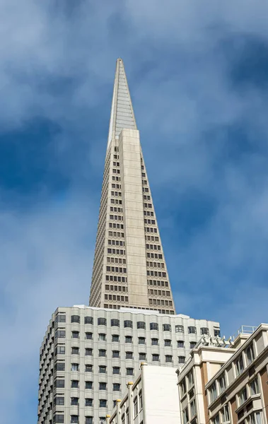 アメリカ合衆国カリフォルニア州サンフランシスコ 2023年7月12日 ベージュ ホワイト トランスアメリカ ピラミッド オフィスビルは 青い雲の下にあるクレイ ストリートの建物の上をピークにした — ストック写真