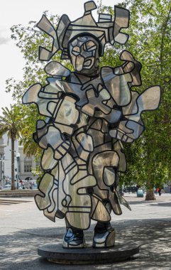 San Francisco, CA, ABD - 12 Temmuz 2023: La Chiffonniere heykeli. Embarcadero Plaza 'nın yeşil yaprakları. Kamyon ve yayalar arkada.