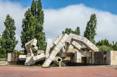 San Francisco, CA, ABD - 12 Temmuz 2023: Vaillancourt Fountain AKA Quebec Libre, Embarcadero Plaza 'da arkasında yeşil ağaçlar var. Koyun üstünde alçak sis var. Üzerinde mavi bir gökyüzü var.