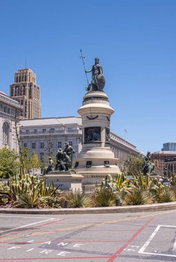 San Francisco, CA, ABD - 12 Temmuz 2023 Fulton caddesindeki Pioneer anıtı, City Hall 'un doğusunda, mavi gökyüzünün altında. Önde yeşil kaktüs. Arkaplan olarak binalar. Minerva üstte. Öndeki altın heykeli
