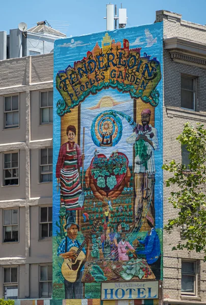 2023年7月12日 美国加利福尼亚州旧金山 在公民中心广场东北拐角处的Mcallister酒店墙上挂着一幅彩色巨幅壁画 宣传Tenderloin人民花园 图库图片