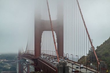 San Francisco, CA, ABD - 12 Temmuz 2023 Golden Gate Brdige 'in kuzey kulesinin yarısı yoğun sis altında. Bir sürü arabayla kuzeyden güneye doğru git.