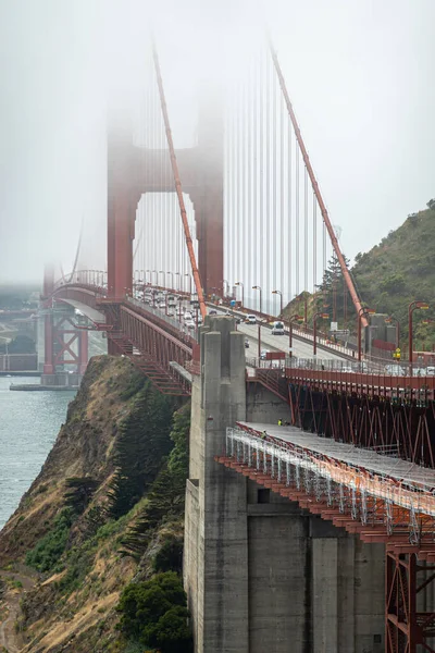 San Francisco, CA, ABD - 12 Temmuz 2023 Golden Gate Köprüsü 'nün yarısı yoğun sis altında. Bir sürü arabayla kuzeyden güneye doğru git.