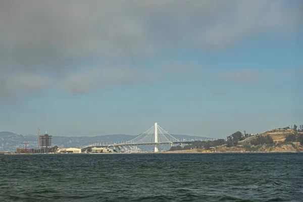 San Francisco Usa Juli 2023 Weiße Oakland Hängebrücke Hinter Grün — Stockfoto