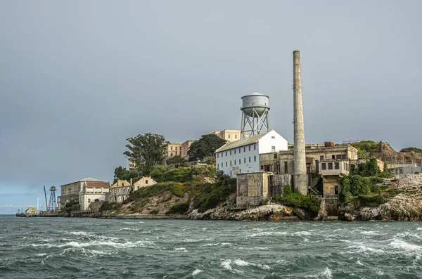 San Francisco Usa July 2023 Alcatraz Island Shoreline Tall Chimney — Stock Photo, Image