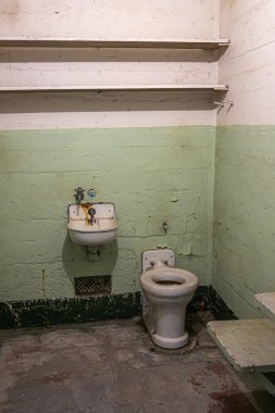 San Francisco, CA, ABD - 12 Temmuz 2023: tarihi Alcatraz hapishanesi. Kişisel hijyen hücre tesislerinin kapatılması,