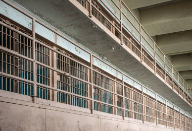 San Francisco, CA, ABD - 12 Temmuz 2023: tarihi Alcatraz hapishanesi. Her hücrenin önünde ve yan tarafında ağır metal ızgaralar ile üst üste iki yürüyüş yolu.