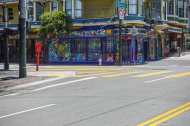 San Francisco, CA, ABD - 12 Temmuz 2023 Mason ve Haight caddelerinin köşesinde renkli boyalı köşelerde Psychelics satan bir dükkan. Komşular meşhurdur. İnsanlar için kahve.