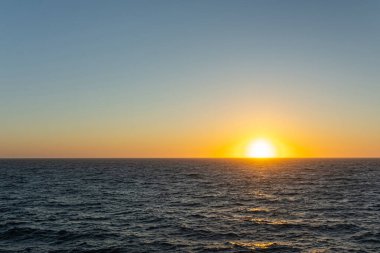 San Francisco, CA, ABD - 13 Temmuz 2023: 4 'ün 1' i, San Francisco 'nun batısında Pasifik Okyanusu günbatımı. Koyu su. 