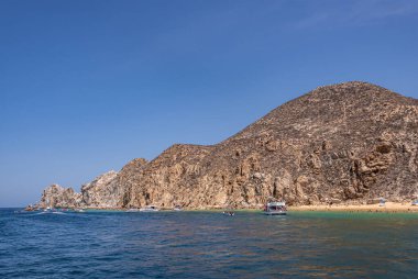 Meksika, Cabo San Lucas - 16 Temmuz 2023: Sahil şeridine yakın orman gezisi teknesi