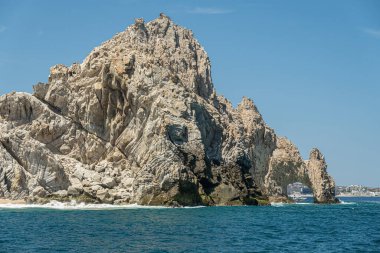 Meksika, Cabo San Lucas - 16 Temmuz 2023: Rezerv Los Marina 'daki El Arco' nun güney manzarası. Şehir manzarası ve ufukta plaj. Diğer tarafta, küçük turist gezi tekneleri.