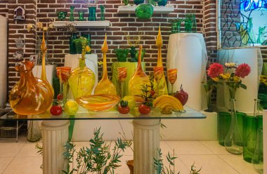 Meksika, Cabo San Lucas - 16 Temmuz 2023 La Fabrica de Vidrio Soplado. El yapımı cam fabrikası. Dükkanda sarı-turuncu-kırmızı büyük cam vazolar var.