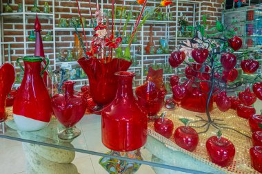 Meksika, Cabo San Lucas - 16 Temmuz 2023 La Fabrica de Vidrio Soplado. El yapımı cam fabrikası. Koyu kırmızı vazolar ve diğer sanat eserleri sergileniyor