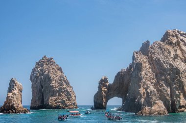 Meksika, Cabo San Lucas - 16 Temmuz 2023 Rezerv de Lobos Marinos 'taki El Arco kayalık kemeri. Körfezden okyanusa bir sürü küçük gezici tekneyle.