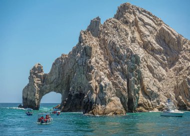 Meksika, Cabo San Lucas - 16 Temmuz 2023 El Arco Kayalık Rezerv de Lobos Marinos. Körfezden okyanusa bir sürü küçük gezici tekneyle.