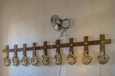 San Jose del Cabo Centro, Meksika - 16 Temmuz 2023: Haçın minimalist aşamaları 1 'den 9' a. Küçük ahşap haç sembolü ve yontulmuş duvar resmi, üstünde fazladan havalandırma.