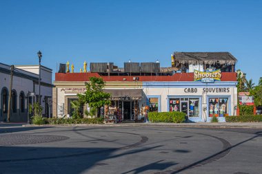 San Jose del Cabo Centro, Meksika - 16 Temmuz 2023: Blvd 'de perakende satış. Antonio Mijares mavi gökyüzünün altında merkez plazanın yakınında. Gayrimenkul, bar, deri moda ve hediyelik eşya işleri.