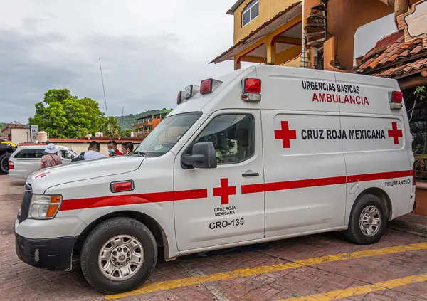 Zihuatanejo Meksyk Lipca 2023 Czerwono Biały Ambulans Zaparkowany Końcu Molo — Zdjęcie stockowe