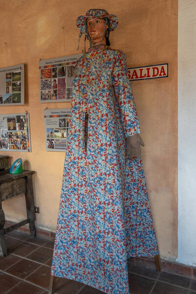 Guatemala, La Antigua - 20 июля 2023: Finca La Azotea museums. Вход на традиционную выставку одежды с 1 высоким женским манекеном
