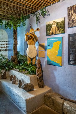 Guatemala, La Antigua - 20 Temmuz 2023 Finca La Azotea müzeleri. Eski çağlardan kalma müzik kornaları, haritaları, fotoğrafları ve heykelleri olan bir oyuncak bebek.