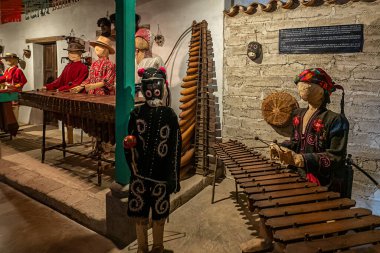 Guatemala, La Antigua - 20 Temmuz 2023: Finca La Azotea müzeleri. Maskeler beyaz duvarda. Önde kedi yüzü var.