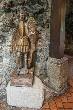 Guatemala, La Antigua - 20 Temmuz 2023 Casa Santa Domingo Müzesi. Başmelek San Miguel, Aziz Michael, harap olmuş gri taş duvarın üzerinde kısmen hasar görmüş heykel