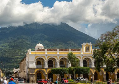 Guatemala, La Antigua - 20 Temmuz 2023: MUNAG, Museo Nacional de Arte, Plaza Mayor 'daki Ulusal Sanat Müzesi binası.