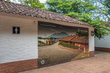 Guatemala, Puerto Quetzal - 20 Temmuz 2023: Cruise Terminali 'ndeki yanardağ ve köy binalarıyla devasa manzara fotoğrafı