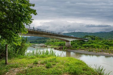 Kosta Rika, Luganillas - 22 Temmuz 2023: Tarcoles Nehri ve Timsah Köprüsü Orman dağları ve manzara üzerindeki yoğun bulut örtüsü altında